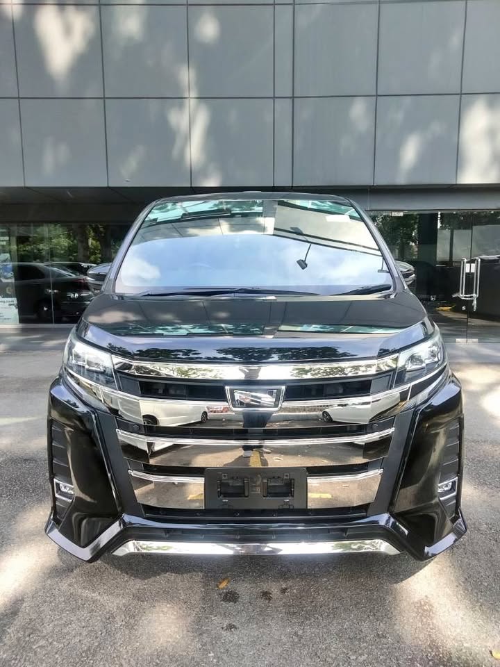 TOYOTA NOAH SI 2.0 SUNROOF