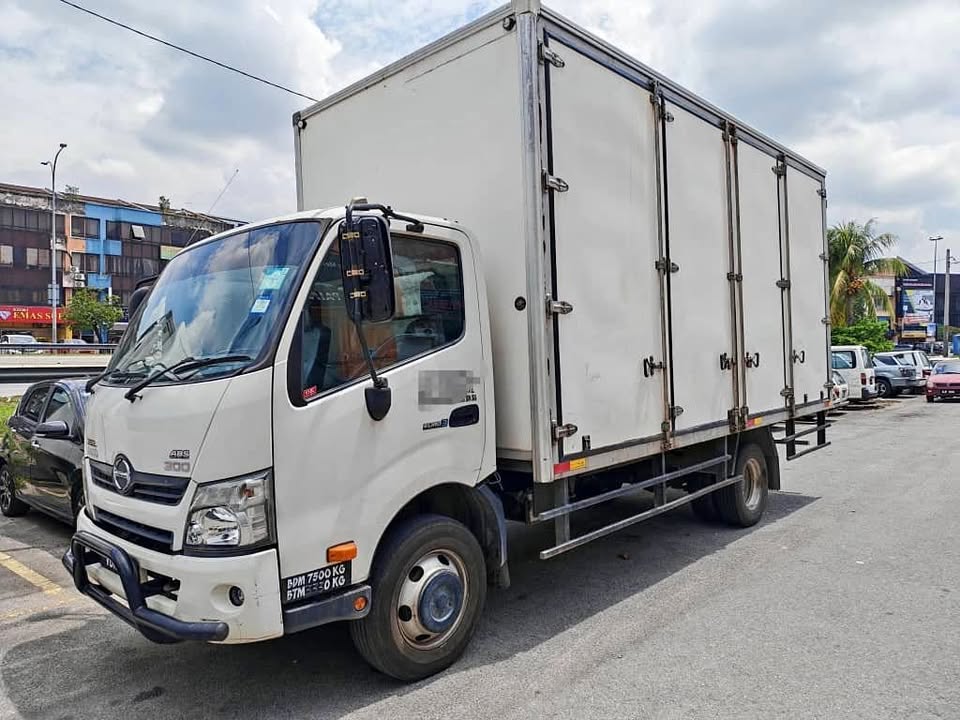 2019 HINO 10 door 17feet fiber box 7500kg bdm 3 ton lorry