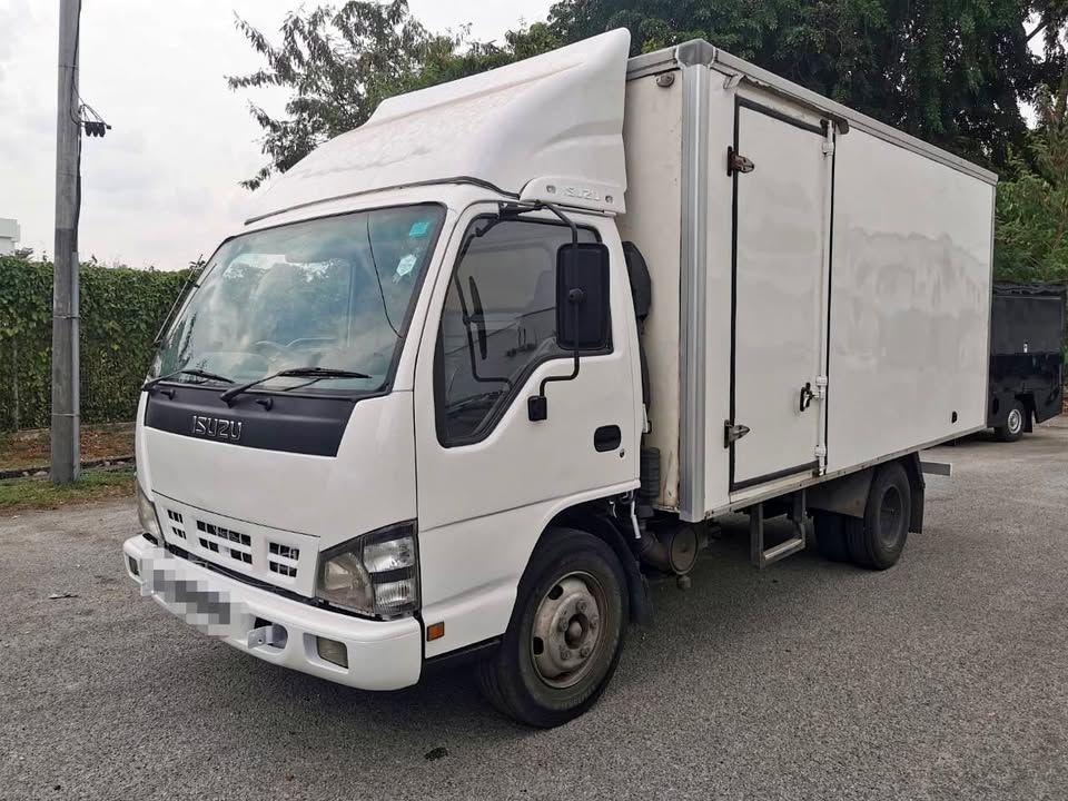 2015 Local Isuzu npr66ulh 3 ton box 4.3cc ( no computer box ) 14.5 feet
