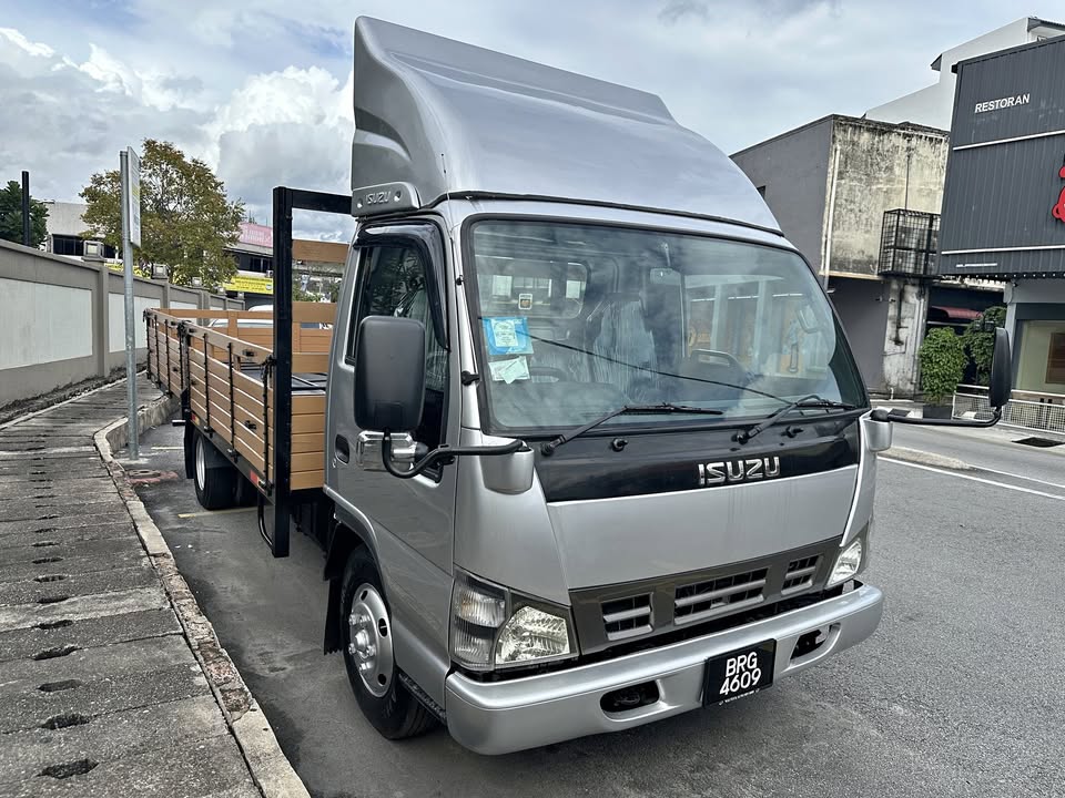 2023 Isuzu npr81 (m) 3 ton 17 feet wooden