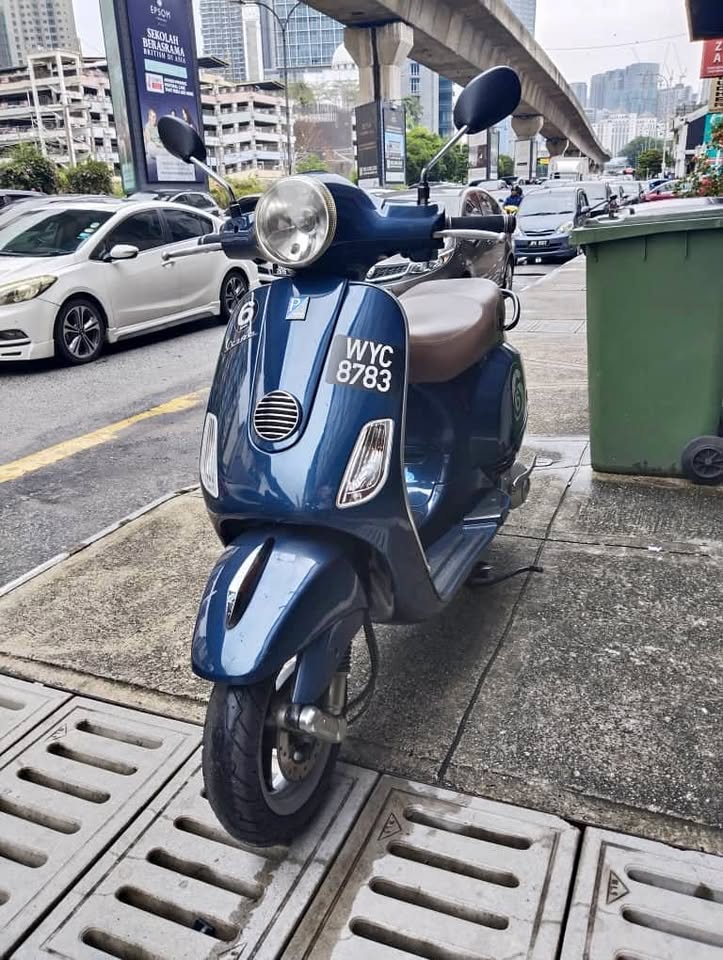 2012 2Hand Vespa LX150 Scooter like new