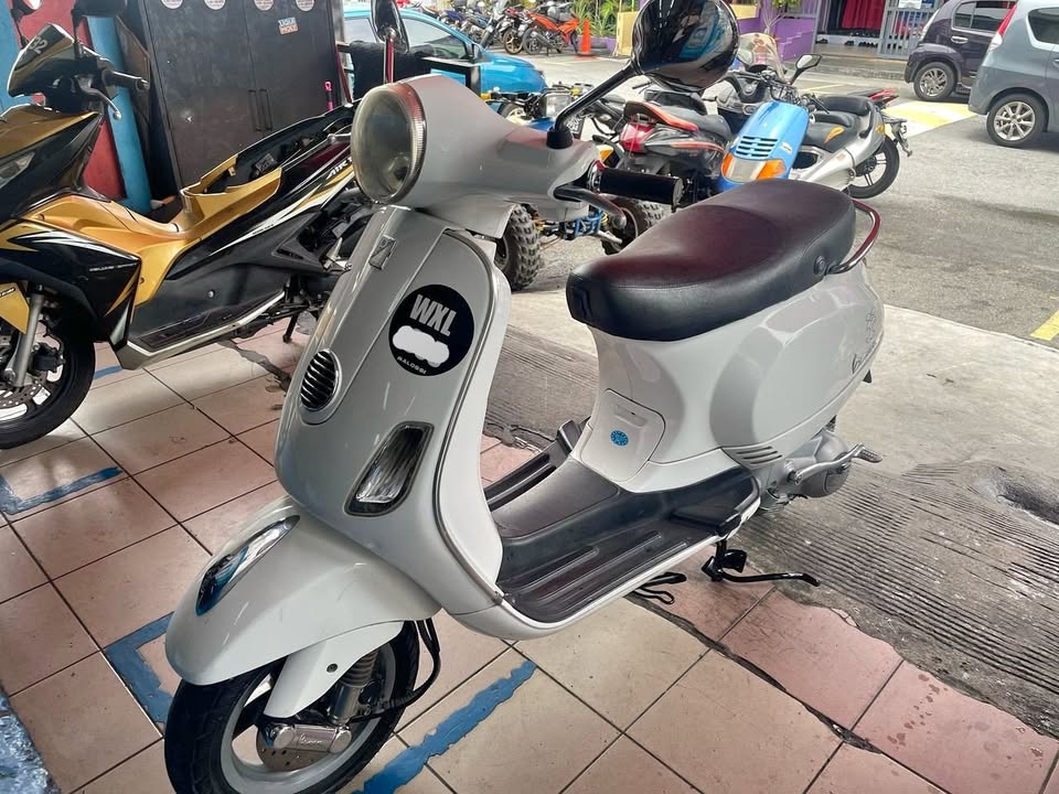 2012 Vespa lx