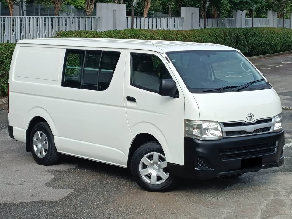 2013 TOYOTA HIACE semi panel  van 2.5 (m) diesel