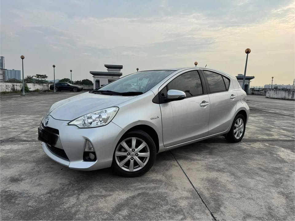 2012 Toyota  Prius C 1.5 Hybrid FULL SERVICE TOYOTA