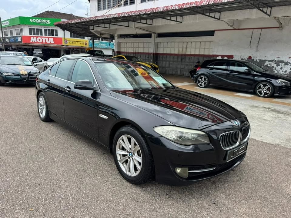 2010 MUKA 15K LON KDAI BLN 8XX IKAT 5TAHUN BMW 523i 2.5AUTO LIMOUSINE WARRANTY 1 YEAR