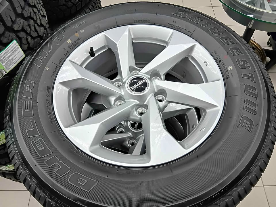 NEW CAR ISUZU D'MAX ORIGINAL RIMS SIZE 17" 255/65R17 BRIDGESTONE TYRES 99% LOCATION KLANG