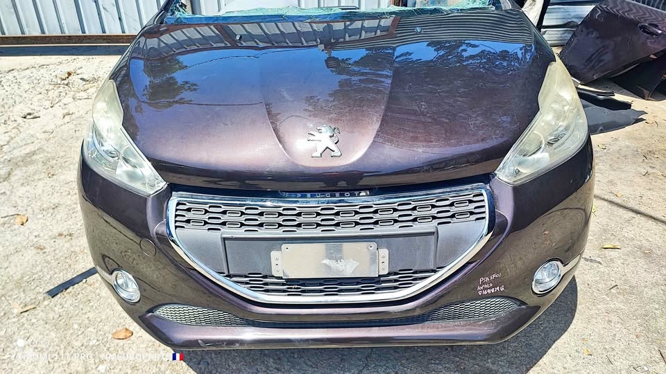 Halfcut Peugeot 208 1.6vti for part.